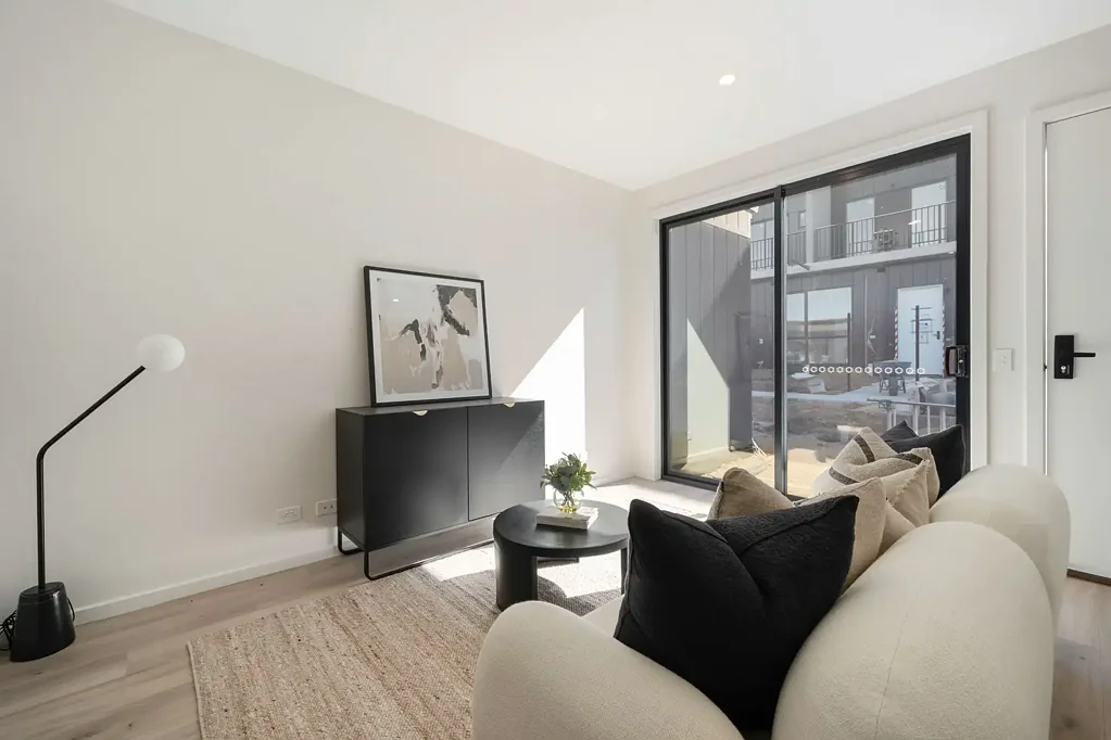 Whitlam 1 Bedroom On The Home Stretch!