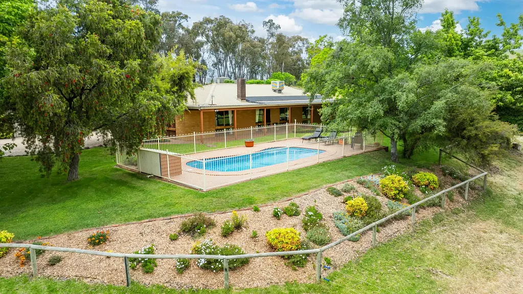 Sandy Creek  Rustic Mud Brick Retreat on 20 Acres