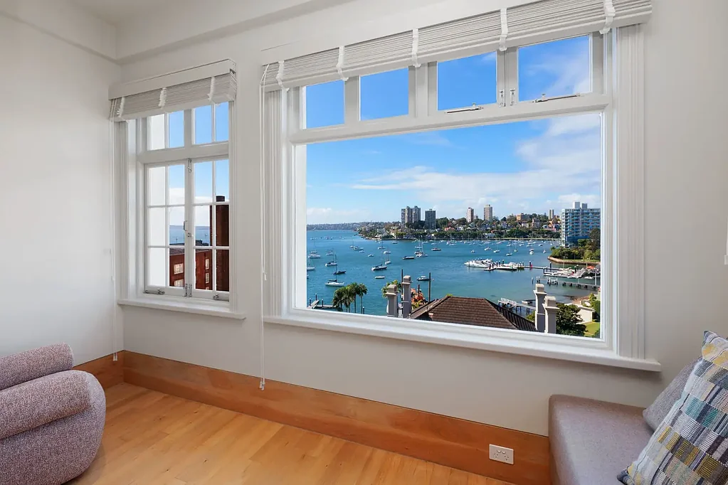 Elizabeth Bay 2房 卓越乔治亚风格住宅 墨尔本B.E Architecture翻新 伊丽莎白湾全景 20世纪20年代地标建筑 高耸天花板 工程橡木地板 定制家具 石灰华装潢 宽敞客厅/餐厅 阳光房阅读角 V-Zug电器 豪华卫浴套间 私人阳台 大金空调 安全对讲 电梯 滨水绿地 繁华近在咫尺 Sumptuous House-Sized Apartment With Harbour Views In Blue Ribbon Cul-de-sac