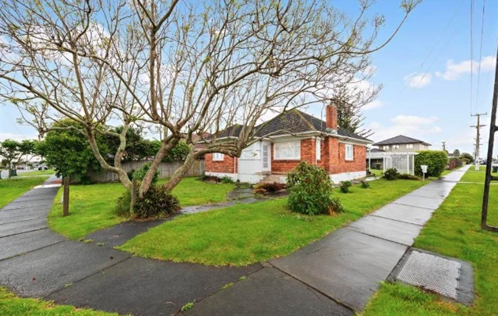 Beautifully presented Corner Brick and Tile Family home