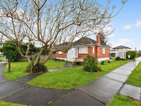 Beautifully presented Corner Brick and Tile Family home