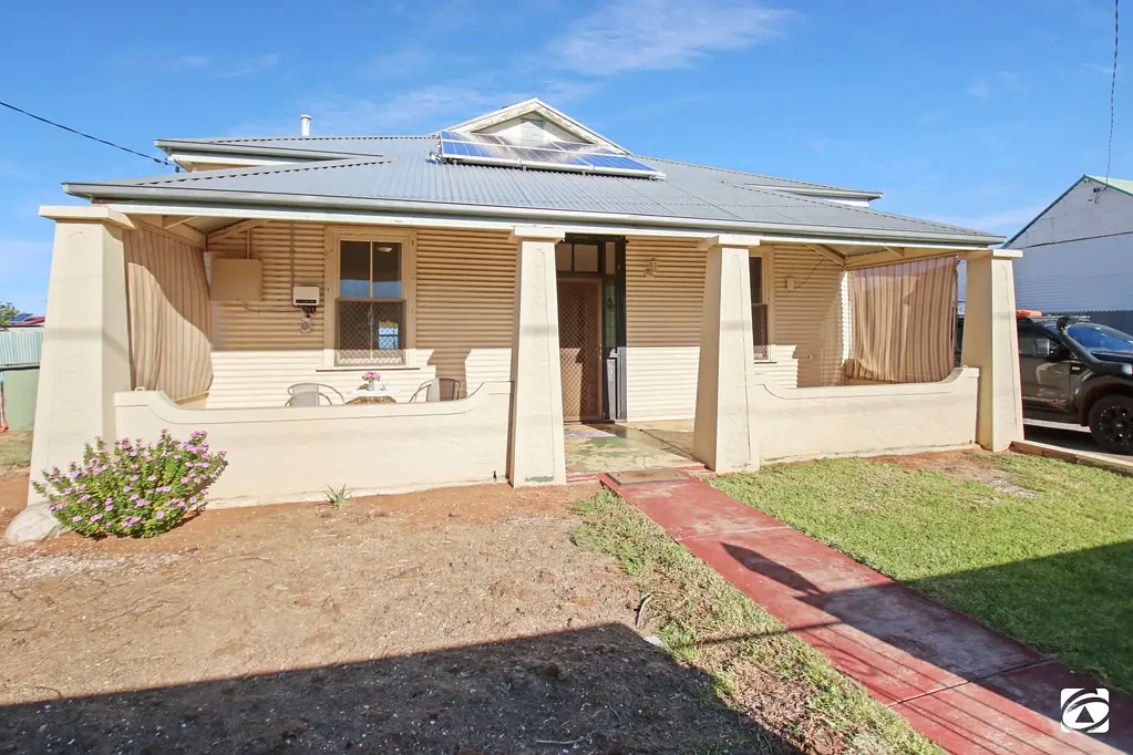 Broken Hill 3 Bedroom SPACIOUS BUNGALOW