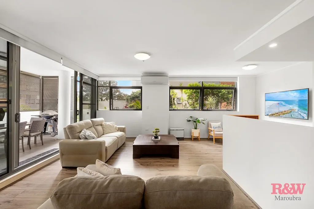 Maroubra 3chambre Rare Northern Aspect semi-style apartment with huge wraparound Terrace