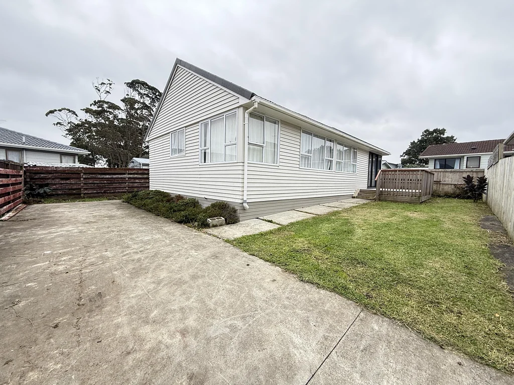 Single Level Stand Alone 3-bedrooms.