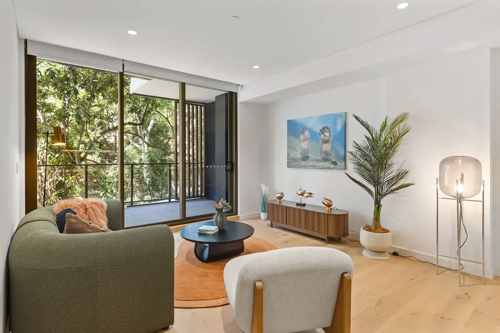 Spacious Luxury 2-Bedroom Apartment with Lock-Up Garage