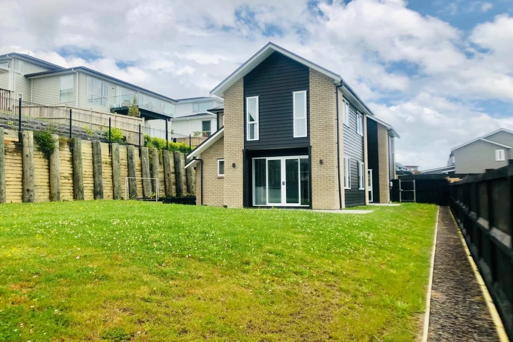 Spacious 4 Bedroom 2 Bathrooms , Space for a boat!