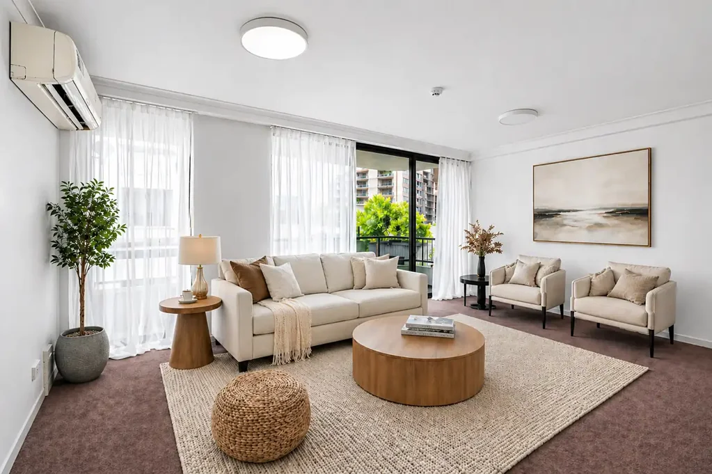 Woolloomooloo 2房 全新装修内部 明亮现代装修 露台城市景观 翻新厨房宽敞 开放式起居布局 两卧带衣柜空调 内部洗衣房车位 宠物友好泳池SPA Great Location - Parkside Living. Updated with Secure Parking
