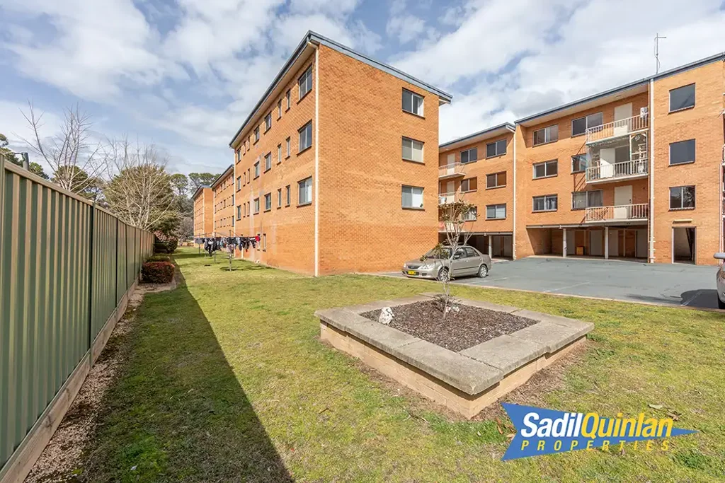 Terrific Top Floor Unit-Good Views