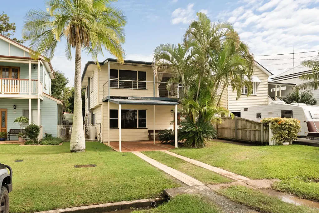 LARGE FAMILY HOME WITH SPACIOUS HOME OFFICE. COASTAL LIVING IN THE HEART OF SHORNCLIFFE!
