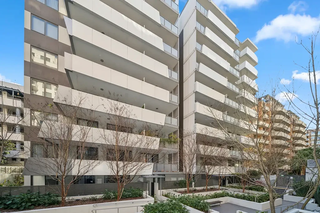 Hornsby 2房 双居住公寓 朝北阳台 独立入口 工作室潜力 木纹地板 双安全车位 安全社区 步行至Westfield 学校近 Rare dual occupancy potential