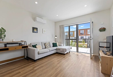 Modern Three- bedroom  Totara Park home!