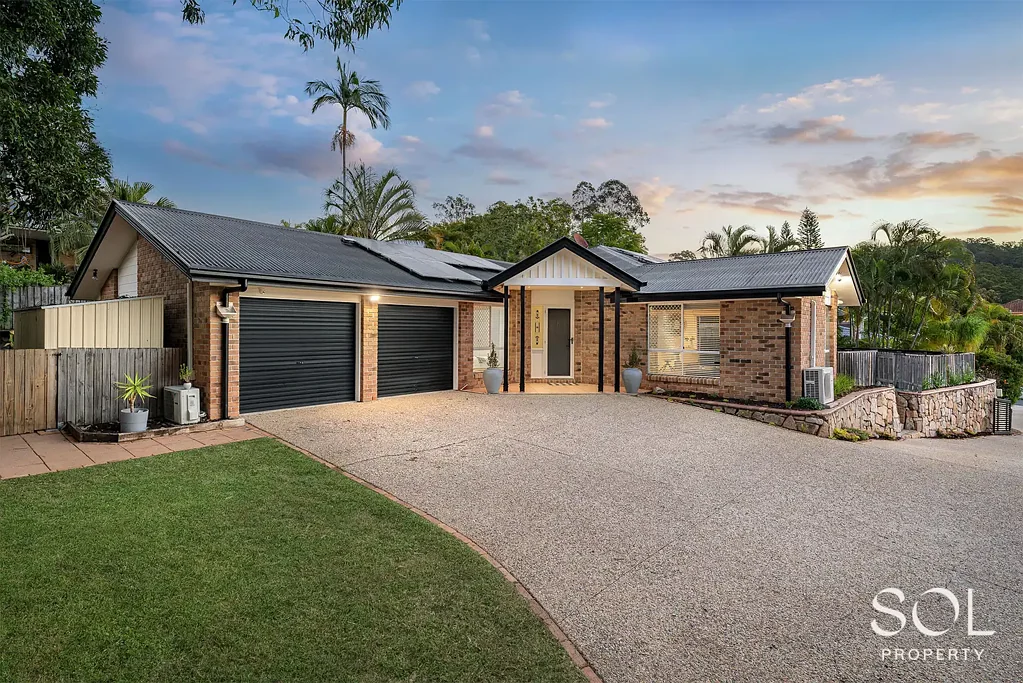 Ferny Grove 4Kwarto Elevated Family Living on 910m² with Stunning District Views