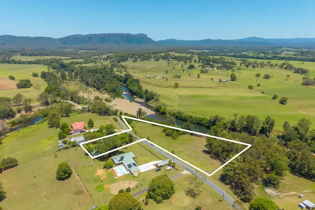 Beechwood  QUAINT COUNTRY COTTAGE in BEECHWOOD, ROOM FOR THE PONIES, RIVER FRONTAGE