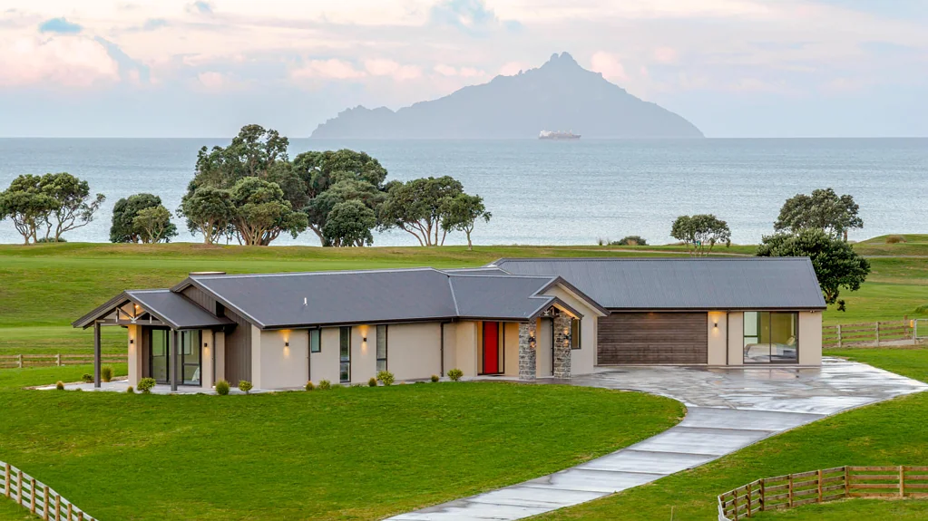 Waipu 5ਬੈੱਡਰੂਮ Golf Frontage with Sweeping Pacific Views