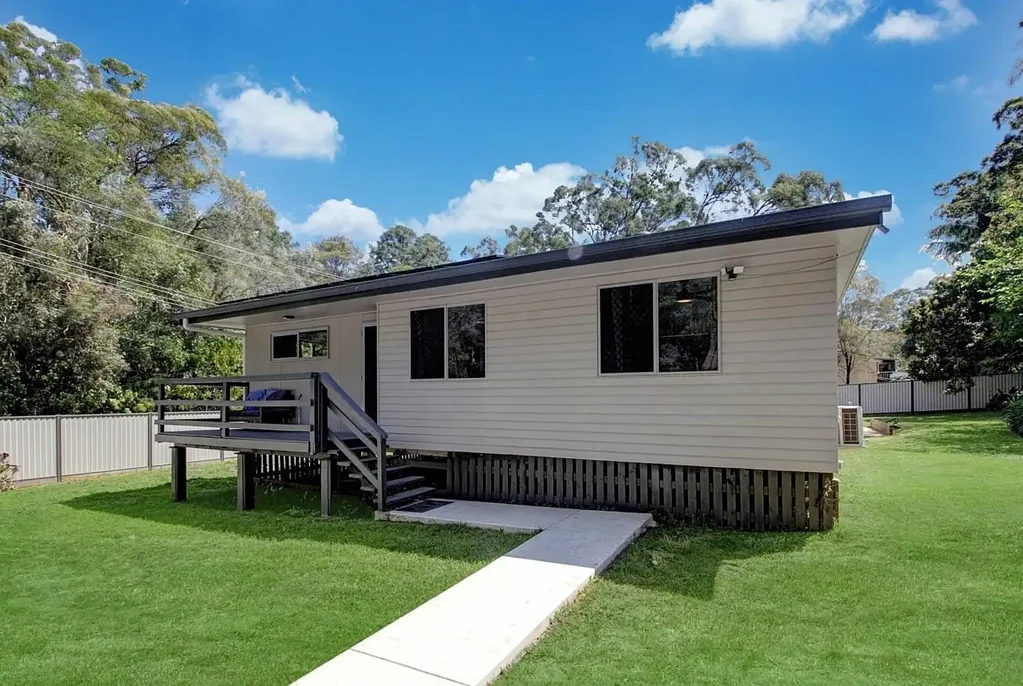 Macleay Island 3房 全面翻新住宅 1088平米转角地 新铺道路 Council Reserve 步行便利商店 新厨房浴室 空调太阳能 私密阳台 双车库 岛屿住宅 近海滩学校 商圈渡轮 Just renovated on huge block