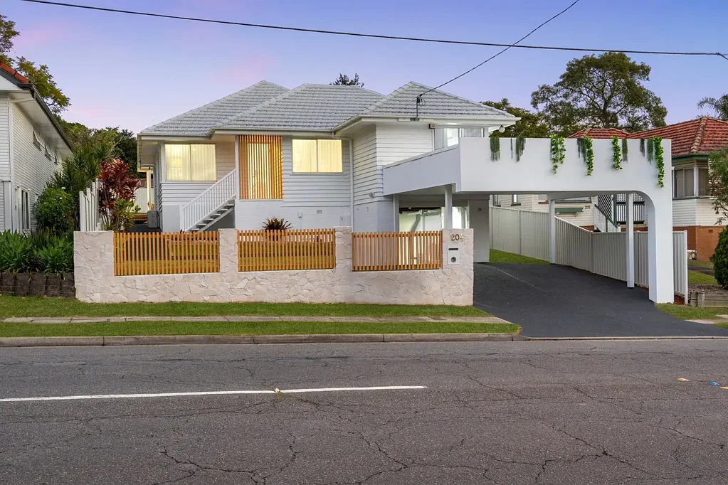 Wavell Heights 5બેડરૂમ A Stunning Renovated Residence Offering Space, Style and Versatility in the Heart of Wavell Heights