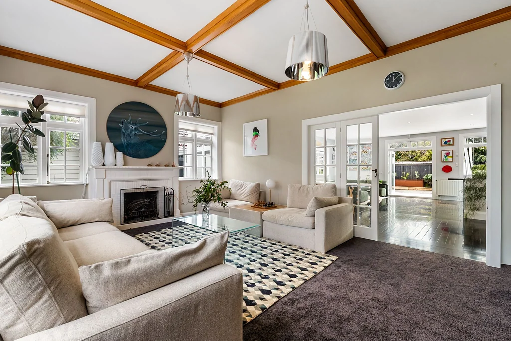 Karori 5બેડરૂમ SUBSTANTIAL, SUNNY CHARACTER HOME, CENTRAL KARORI