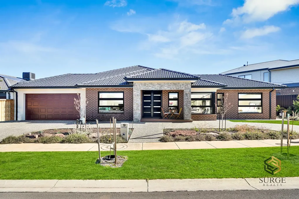 Truganina 4 Bedroom Luxurious & Architecturally Striking Home In Truganina! East Facing