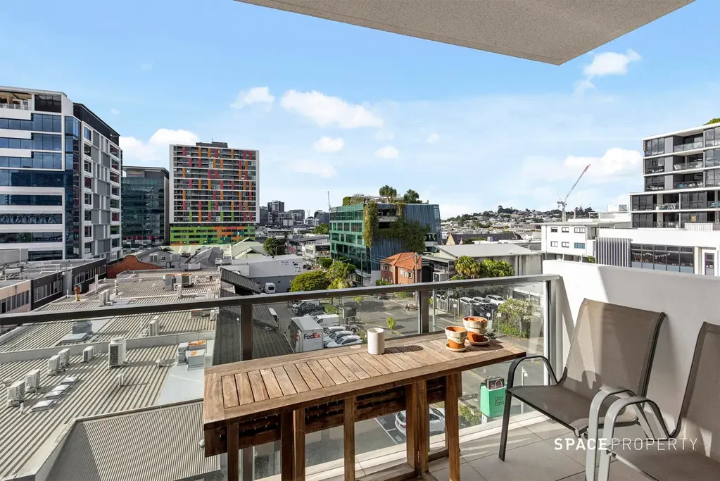 Fortitude Valley 2房 中心地段便利 豪华两卧公寓 阳光满溢起居 宽敞阳台观景 现代厨房精装 步行生活天堂 Stylish Inner-City Living Moments from James Street & Howard Smith Wharves