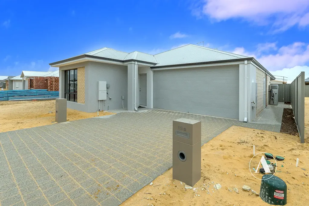 STYLISH & LOW-MAINTENANCE 2-BEDROOM DUAL KEY HOME