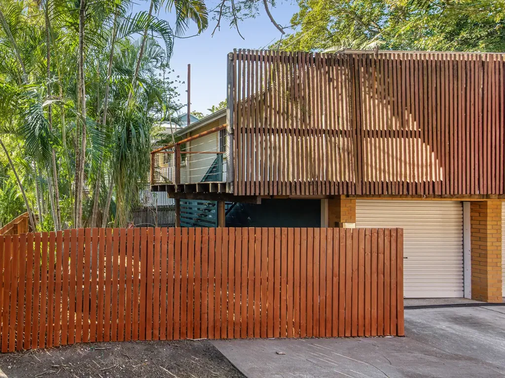 Taringa 1 Bedroom Renovated Townhome Retreat – Comfort, Privacy & Prime Location