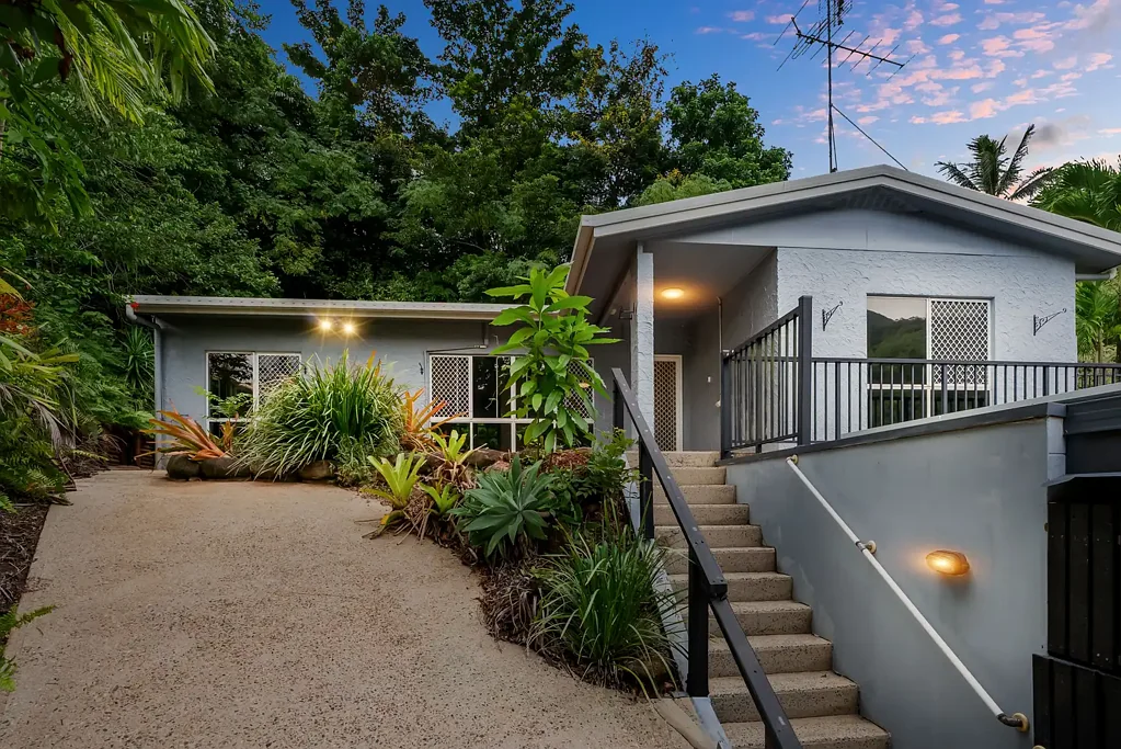 Bayview Heights 4房  New to Market - Elevated 4-Bedroom Home with Mountain Views in Bayview Heights on 801m2