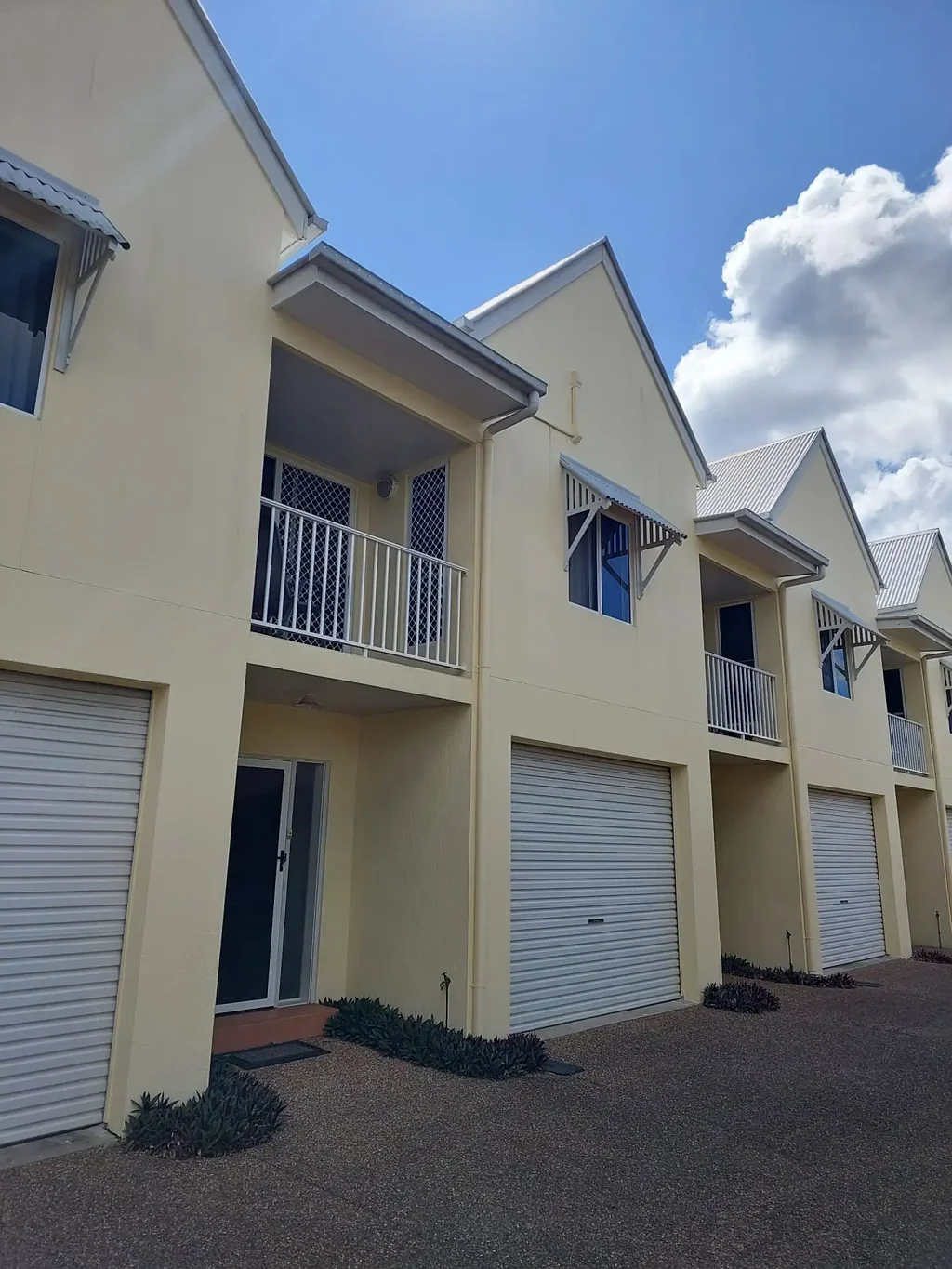 STYLISH TOWNHOUSE IN GREAT LOCATION
