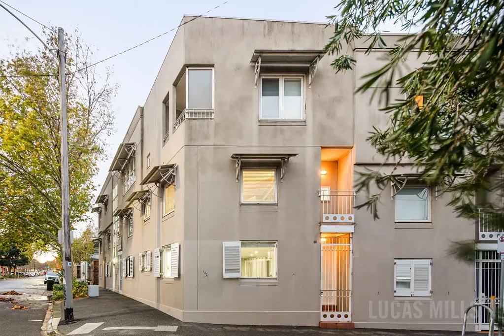 West Melbourne 2房 转角临街别墅 高质量配套 便利地理位置 主卧带阳台 开放式起居区 石制台面厨房 私人庭院 停车位 Versatile Style with Inner-City Ease