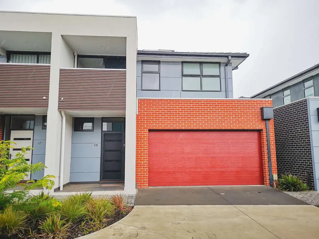 MODERN THREE-BEDROOM TOWNHOUSE IN GREAT LOCATION