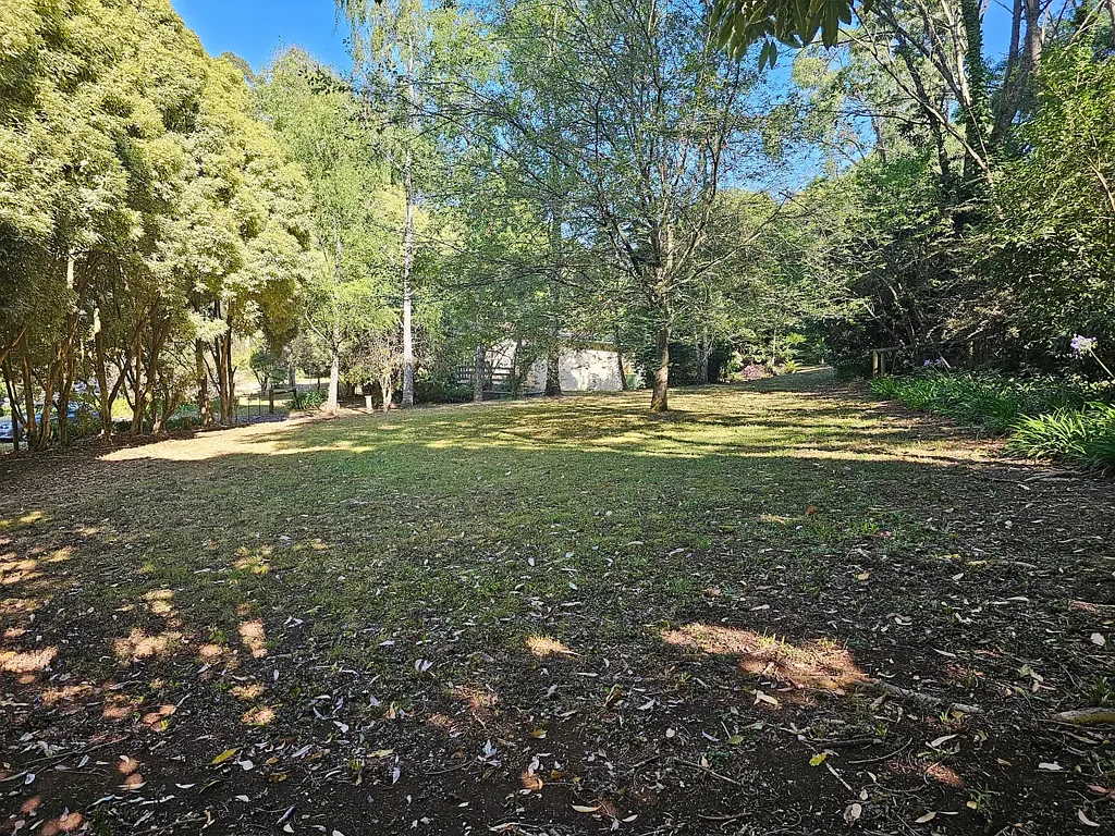 Avonsleigh 靠近Johnson Street 空地出售 1026平方米 独立产权
美丽环境 鸟语花香 寻觅家园
地理位置优越 学校便利店近在咫尺 步行通勤便捷 Rare opportunity to purchase 2 blocks of  vacant  land.