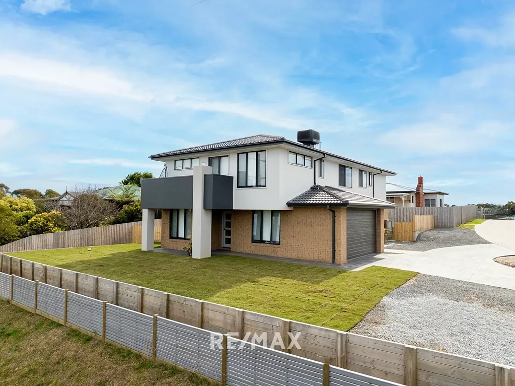 Modern Coastal Living - Rental Available Now in Lakes Entrance