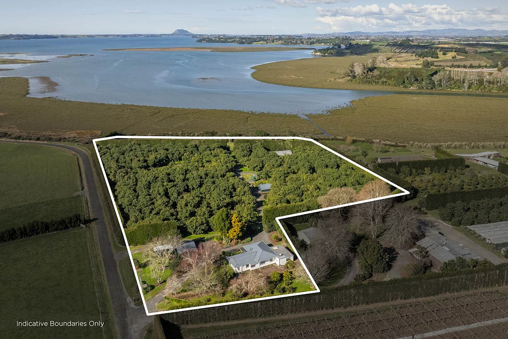 Aongatete  Harbourside Haven – Stunning Views and Lifestyle