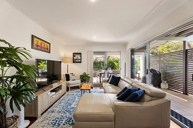 2/82 Clarence Road, Indooroopilly, QLD 4068, 3 slaapkamers, 2 badkamers, Townhouse