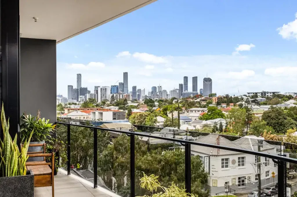 West End 2房  Soak up the unbeatable lifestyle of Montague Markets and secure this state-of-the-art apartment as your next place to call home