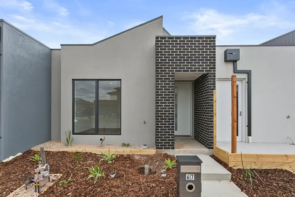 Contemporary Comfort and Style in the Heart of Weir Views! A