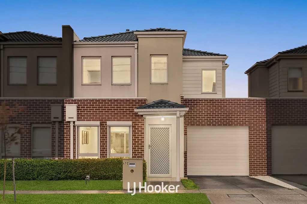 Dandenong 3房 Dandenong中心地段 双层住宅 三卧两浴 开放式布局 功能厨房 低维护后院 步行商圈学校 Modern Living with Comfort & Convenience in the Heart of Dandenong