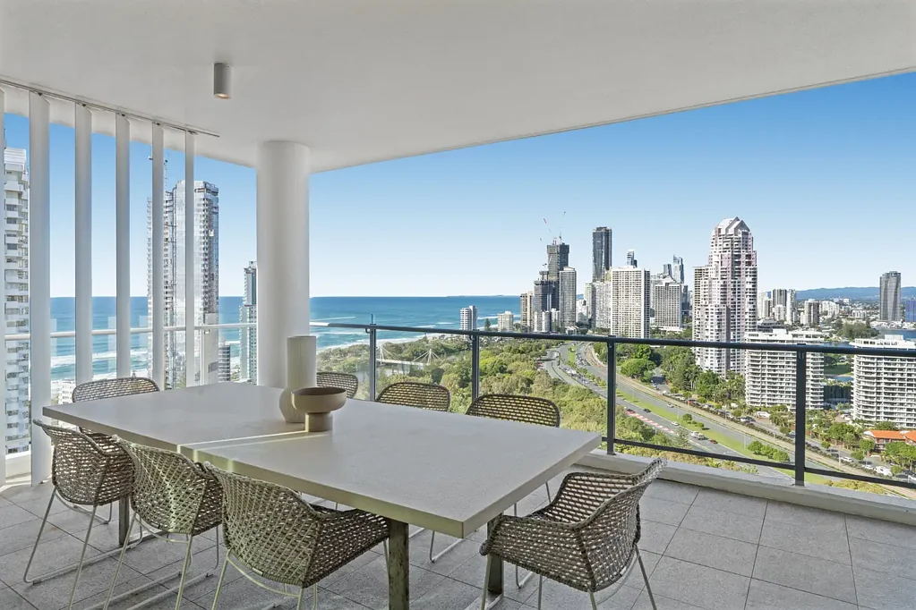 Main Beach 3房  Spectacular Full Floor Living With Unrivalled Outlook!