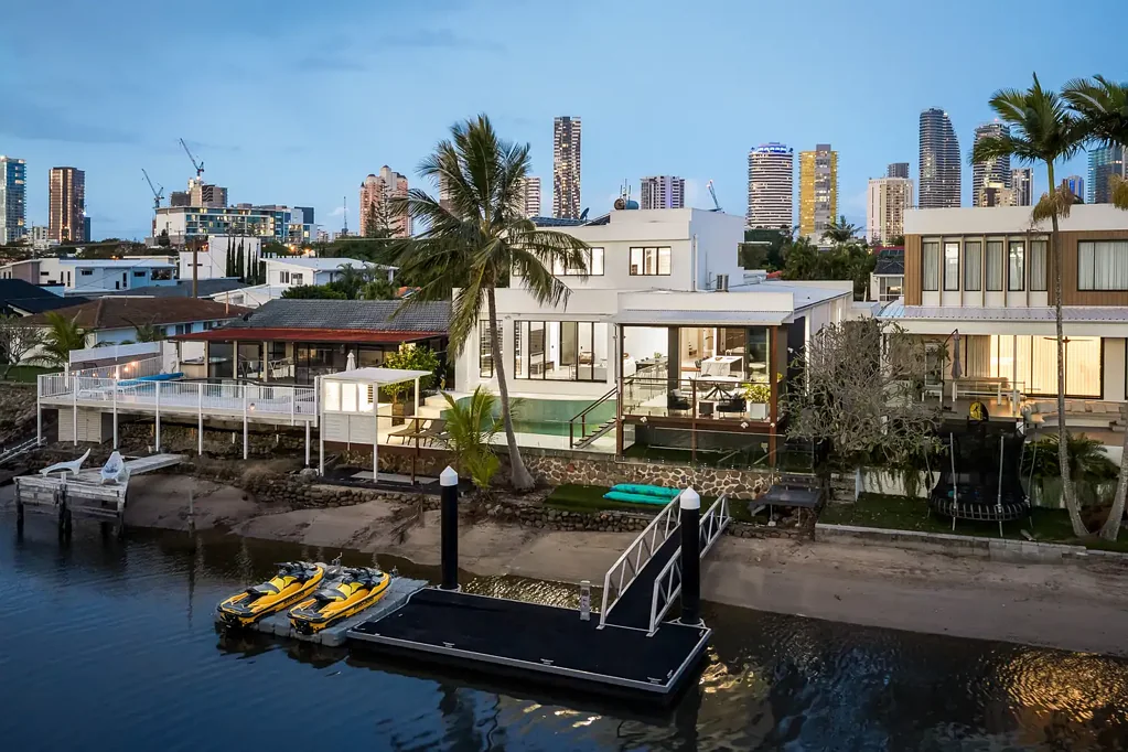 Broadbeach Waters 5غرفة نوم Calm and Contemporary Waterfront Living