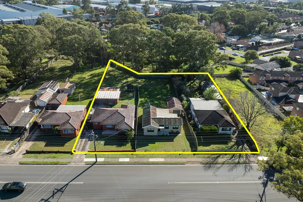 Ingleburn 10침실 Rare Ingleburn Development Opportunity - Three Existing Homes on a Significant 2,944m² Landholding!