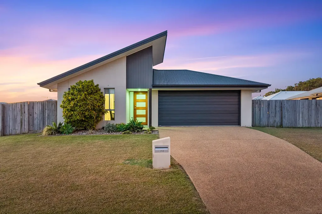 Norman Gardens 4部屋 Stylish Low-Set Brick Home with Poolside Living
