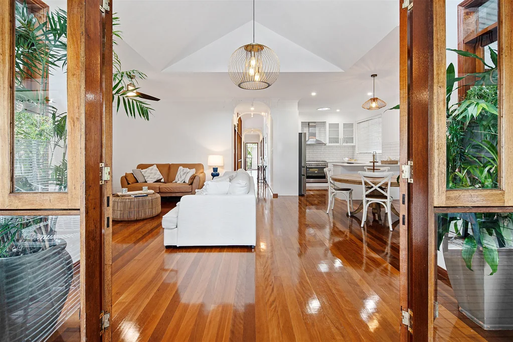 Bardon Executive home Fully Furnished 4 bedrooms plus self contained flat Internet Included.