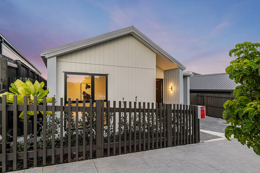 Orewa 4ห้องนอน Brand-New Home with Two Master Suites
