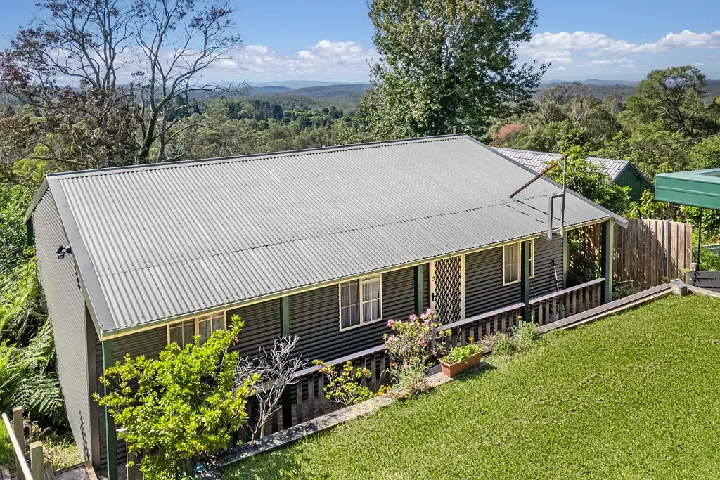 Hazelbrook 3房 高地壮丽山景  北向阳光地块  舒适三卧住宅  翻新浴室空调  壮丽景观露台  宽敞北向庭院  环形车道车棚  步行便利设施 Views, Charm & Convenience