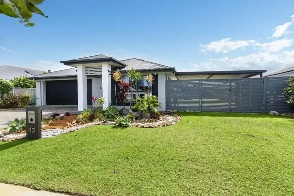 Banksia Beach 4房 完美家庭住宅，四卧室布局私密舒适。现代厨房配奢华电器，露台火坑燃气烧烤。中央空调太阳能电力，高尔夫球场庄园环境。主套房步入式衣橱，板球场地。前往购物中心海滩便捷，生活便利舒适。 Welcome to your new home in the prestigious Pacific Harbour Golf Course Estate.