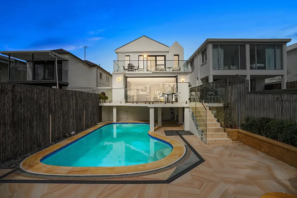 Dover Heights 4બેડરૂમ Immaculate Family Home with Ocean Views, Pool & Prized North Facing Garden