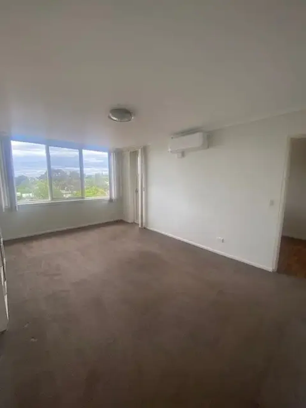 SPACIOUS NORTH-FACING APARTMENT WITH CITY VIEWS