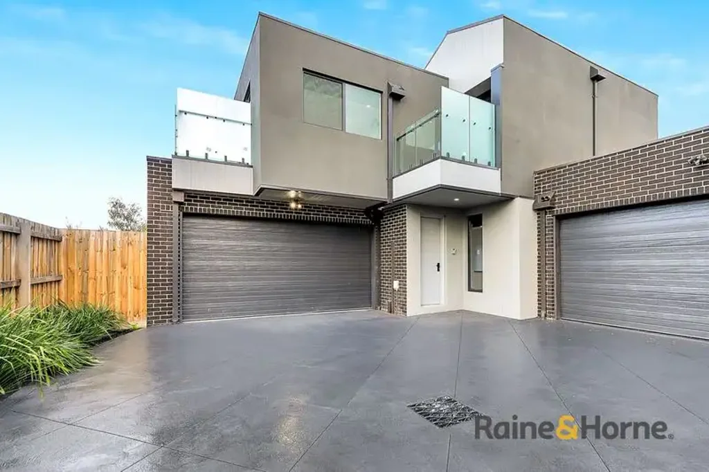 Reservoir 3બેડરૂમ Brand-New Luxury Townhouse with Two Balconies, Beautiful Garden Views.