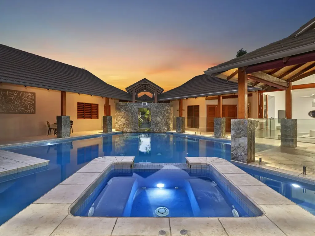 Clifton Beach 4房  AUCTION 6th June if not sold Prior