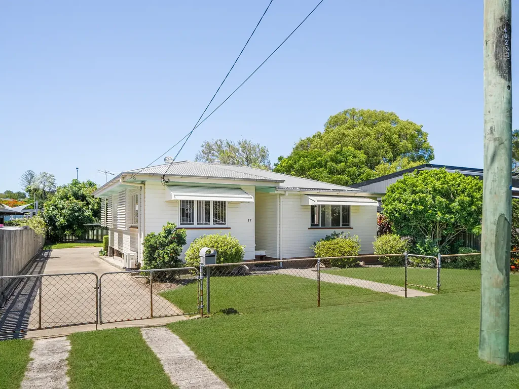 Clontarf 3房 Clontarf海滨瑰宝 607㎡阔地 三卧宽敞 开放式起居 芒果树荫后院 双车库娱乐空间 Low-Set Home Filled With Character & Potential on a 607m2 Block