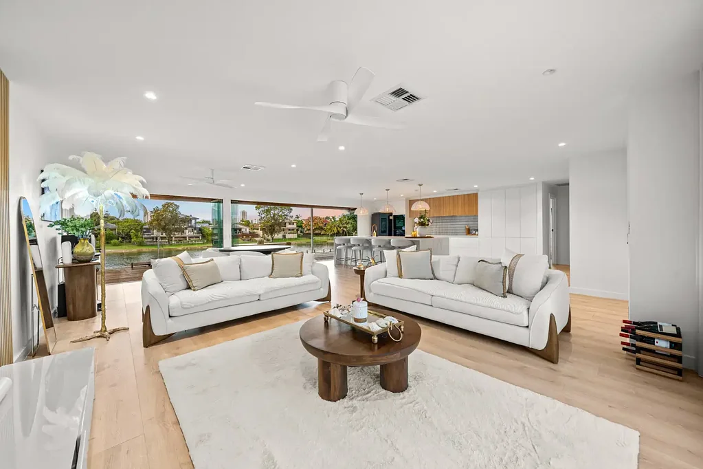 Burleigh Waters 4房  Exquisitely Reimagined Single-Level Waterfront Entertainer